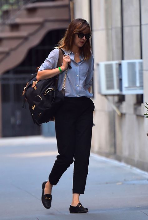 Dakota Johnson’s Street Style: Best Shoes Dakota Johnson Street Style, Dakota Style, Dakota Johnson Style, Baddie Outfit, Style Casual Chic, Summer Work Outfits, Celebrity Street Style, Casual Work Outfits, Tomboy Fashion