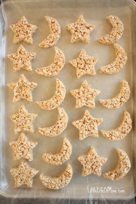 star and crescent rice crispy shapes                                                                                                                                                                                 More 4de Verjaardag, Eclipse Party, Boy Baby Shower Ideas, Space Theme Party, Krispy Treats, Twinkle Twinkle Baby Shower, Moon Baby Shower, Moon Party, Outer Space Birthday