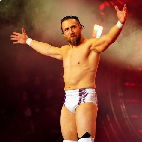 Bryan Danielson Daniel Bryan Wwe, Wrestling Pictures, Bryan Danielson, Male Wrestlers, American Dragon, She Go, Daniel Bryan, Wrestling Superstars, Suns Out