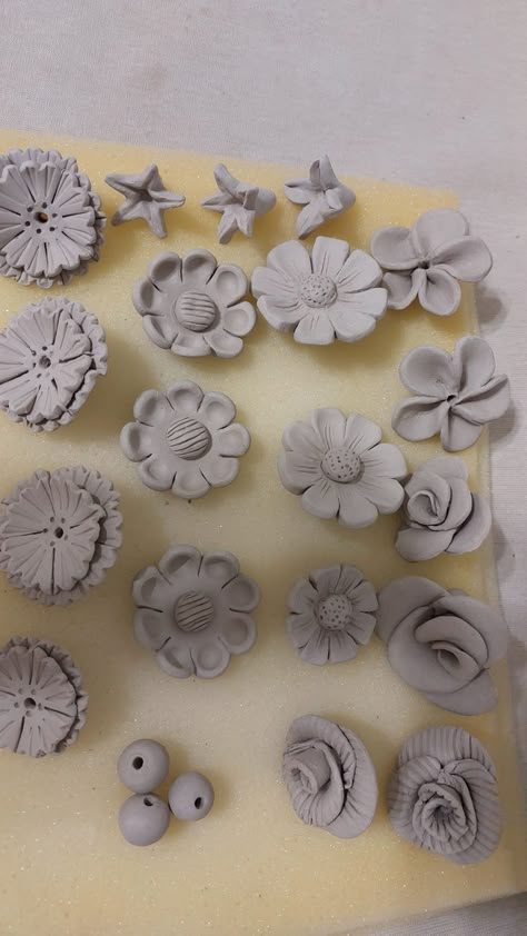 Flower Sculptures Clay, Ceramic Flowers How To Make, Spring Pottery Ideas, Small Clay Flowers, Flower Clay Art, Flower Ceramics, Ceramics Flowers, Pottery Flowers, Flower Pottery