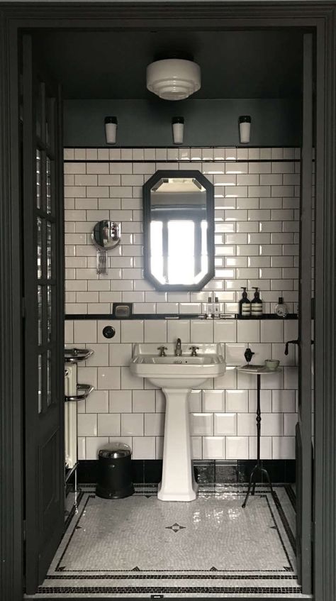 Baie Vintage, 1920s Bathroom, Design Interior Baie, Black And White Tile, Art Deco Bathroom, Deco Bathroom, Bad Inspiration, Interior Bathroom, Pedestal Sink