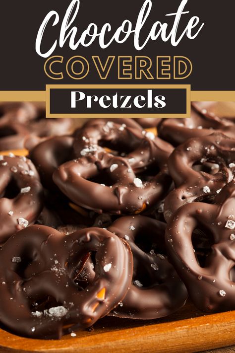 Nothing beats chocolate covered pretzels. They're the perfect snack for after dinner or even throughout the day. Simple and quick to make, you'll be glad you made these chocolate pretzels. Bisquick Banana Bread, Chocolate Covered Pretzels Recipe, Cookie Brownie Recipe, Pretzel Dip, Covered Pretzels, Pretzels Recipe, Crunchy Snack, Chocolate Pretzels, Melted Chocolate