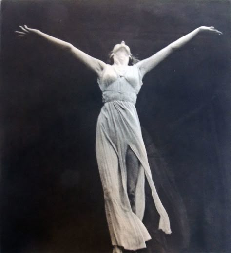 Isadora Duncan, Ballet Beauty, Dance Life, Contemporary Dance, Body Poses, Dance Photography, Photo Reference, Divine Feminine, Vintage Photography