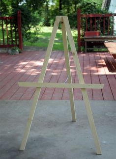 Instructions for how to build a DIY Kids' Art Easel - by Kaelah Bee Kids Art Easel, Diy Easel, Diy Kids Art, Wood Easel, Woodworking Projects For Kids, Woodworking For Kids, Art Easel, Wooden Easel, Kids Wood