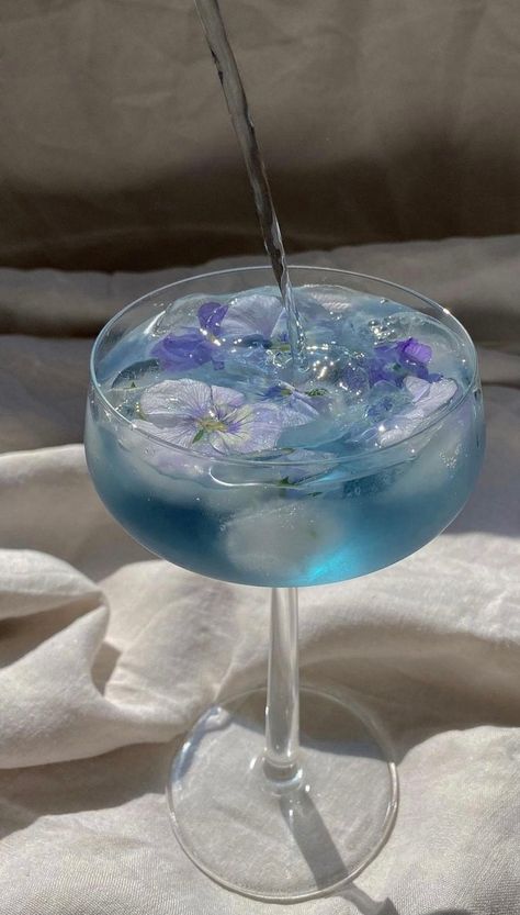 Blue Alcoholic Drinks Aesthetic, Food Blue Aesthetic, Drink Azul, Celeste Aesthetic, Mocktail Party, Blue Drinks, Everything Is Blue, Baby Blue Aesthetic, Light Blue Aesthetic