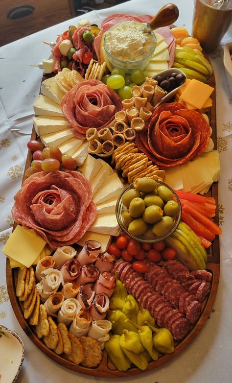 Charcuterie Lunch, Charcuterie Board Meats, Charcuterie Appetizers, Amazing Food Platters, Decorações Com Comidas, Party Food Buffet, Catering Ideas Food, Beginner Pottery, Charcuterie Inspiration