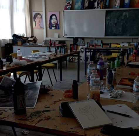 Art Majors Aesthetic, School Art Classroom Aesthetic, College Art Classroom Aesthetic, Drawing In Class Aesthetic, Digital Art Hobby Aesthetic, Paint Class Aesthetic, School Art Class Aesthetic, High School Art Room Aesthetic, Graphic Designer Student Aesthetic