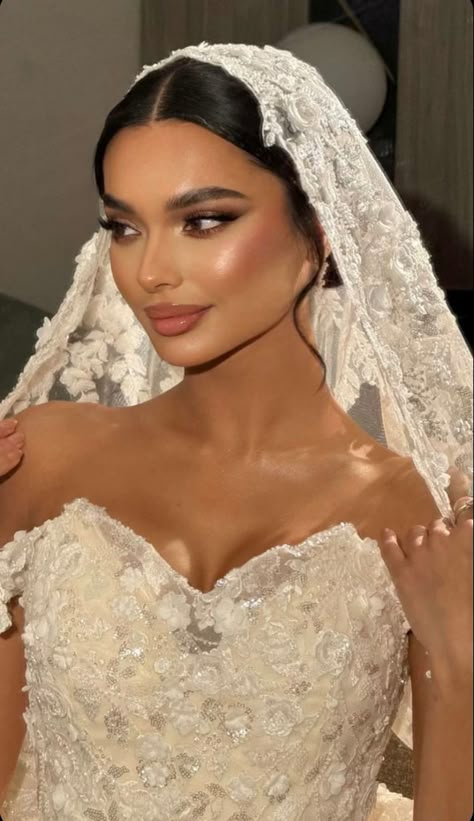 Brides Hair And Makeup, Ivory Veil Wedding, Tan Bridal Makeup, Wedding Hairstyles Arab, Arab Bridal Hair, Arab Bride Hairstyles, Arab Bride Makeup, Middle Eastern Wedding Makeup, Arab Bridal Makeup