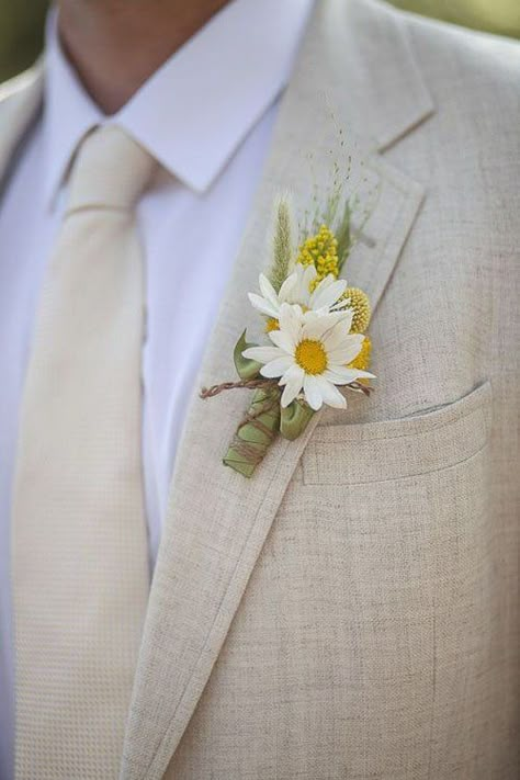 Daisy Wedding Hair Piece, Spring Wedding Florals Simple, Daisy Corsage And Boutonniere, Daisy Wedding Theme Rustic, Daisy Themed Wedding Ideas, Daisy Wedding Bouquet Rustic, Diy Garden Wedding Decor, Daisy Eucalyptus Bouquet, Wedding Daisy Bouquets