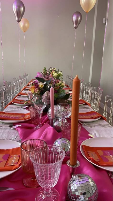 Disco Dinner Table, Sunset Theme Dinner Party, Disco Themed Dinner Party, Disco Dinner Party Table, Birthday Dinner Outside, Disco Table Setting, 21 Diner Ideas, Disco Table Decorations, Birthday Party Table Set Up