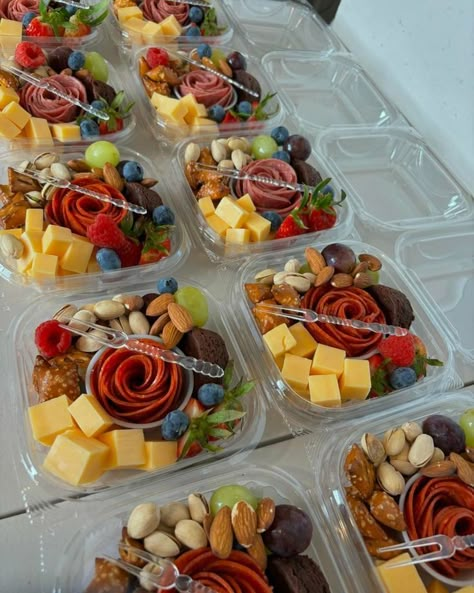 Charcuterie Board To Go Boxes, Charcuterie Snack Box Ideas, Individual Charcuterie Box Ideas, Charcuterie Box Ideas, Grazing Box Ideas, Charcuterie Lunch, Charcuterie Box, Charcuterie Appetizers, Charcuterie Gifts