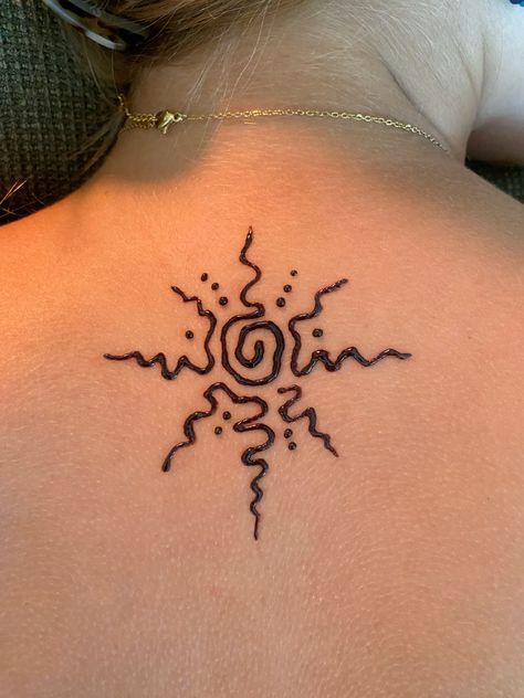 Henna Collar Bone, Marker Tattoos Ideas, Sternum Henna, Drawing On Arm Ideas, Tattoo Ideas Henna, Hippie Henna Designs, Spine Henna, Henna Back Tattoo, Drawing On Skin