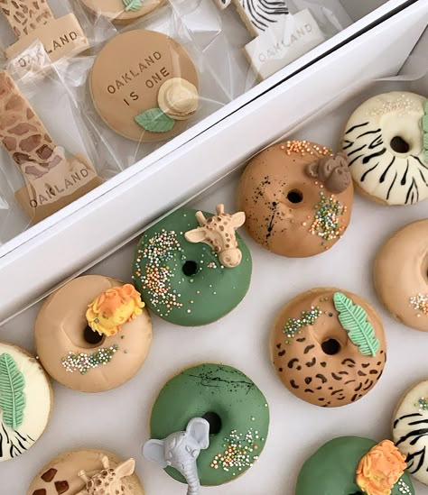 Safari Birthday Party Food, Donat Glaze, 4de Verjaardag, Baby Shower Safari Theme, Wild Birthday Party, Idee Babyshower, Lion King Birthday, Jungle Theme Birthday, Safari Theme Birthday