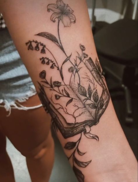 Book And Nature Tattoo, Fairytale Sleeve Tattoo, Books Tattoo Design, Book Flower Tattoo, Book Sleeve Tattoo, Best Feminine Tattoos, Book Inspired Tattoos, Botanisches Tattoo, Birthday Tattoos