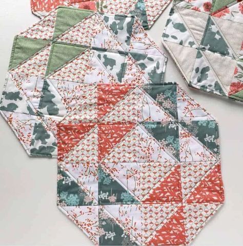 Quilted Placemats Patterns Free Ideas, Circle Placemats, Round Table Placemats, Quilt Placemats, Octagon Quilt, Easy Placemats, Quilted Placemat Patterns, Placemat Patterns, Quilted Placemat