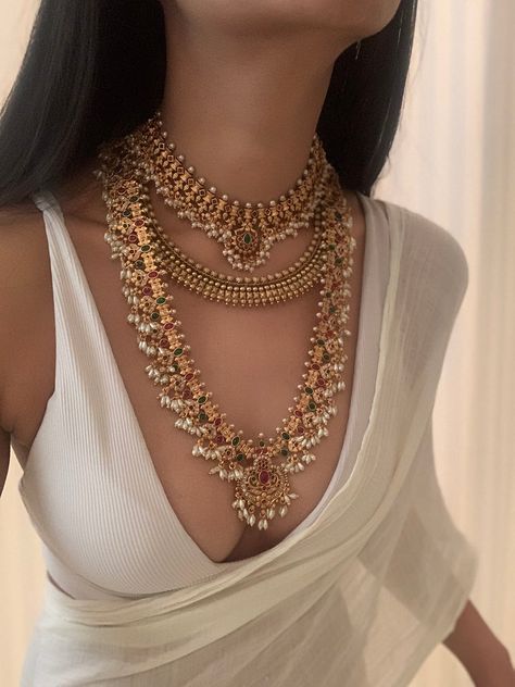 Minimal Indian Bridal Jewellery, South Aesthetic, Indian Fits, Antique Gold Jewellery, Heavy Jewelry, Vintage Indian Jewelry, Desi Jewelry, Feminine Spirituality, Rajputi Dress