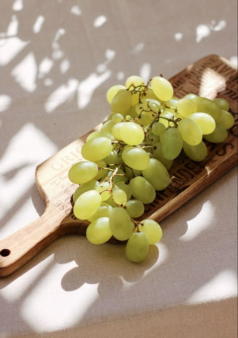 Green Grapes Aesthetic, Grapes Aesthetic, 12 Grapes, Fruit Photography, Green Grapes, Micro Onde, Fruits And Veggies, Aesthetic Food, Food Styling