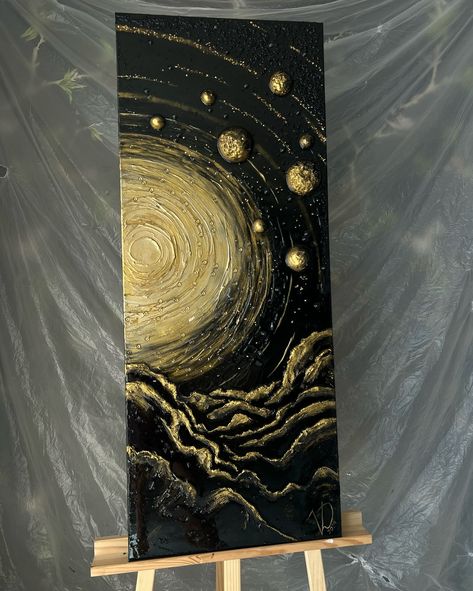 Art Room Wall Decor, Creative Bedroom Wall Ideas, Golden Canvas Painting, Black And Gold Wall Paint Ideas, Black And Gold Painting Ideas, Paintings On Black Background, Golden Painting Acrylics, Moon Texture Art, Gold Painting Ideas