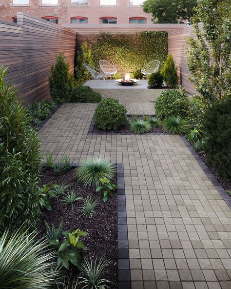 Small Garden Ideas Low Maintenance, Low Maintenance Backyard, Small City Garden, Small Courtyard Gardens, Courtyard Gardens Design, Modern Backyard Landscaping, Garden Paving, Back Garden Design, Cobblestone Streets