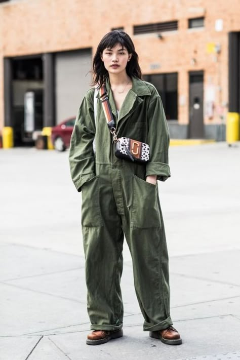 Coveralls Women Street Style, Coverall Street Style, Womens Boiler Suit Street Styles, Styling Womens Coveralls, Flight Suit Outfit, Women’s Street Style, Coverall Outfit Women, New York Fashion Street, Jumpsuit Style