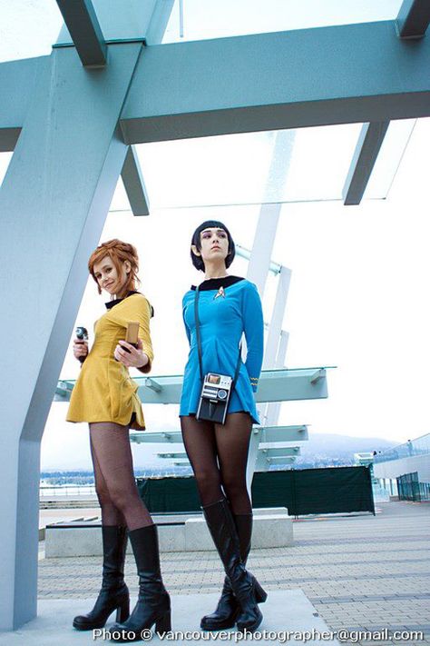 Star Trek TOS Group Cosplay Kirk And Spock, Batman Christian Bale, Star Trek Women, Star Trek Crew, Star Trek Uniforms, Star Trek Characters, Star Trek Cosplay, Last Minute Halloween Costumes, Cool Cosplay