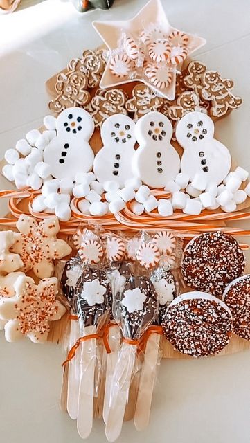 Ashley Alonzo on Instagram: "It’s hot cocoa season. ☕️ . Sharing this hot cocoa board from last year! 🌲 . . #hotcocoa #hotcocoaboard #hotcocoaseason" Hot Cocoa Board, Cocoa Board, Holiday Recipies, Coffee Bars In Kitchen, Christmas Board, Hot Coco, Hot Cocoa Bar, Christmas Brunch, Wood Christmas