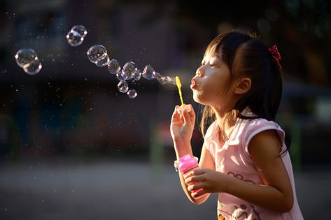 Physics - Physics of Blowing Bubbles Homemade Bubble Solution, Bubbles Photography, Bubble Drawing, Bubble Solution, Kids Bubbles, Fluid Dynamics, Pastel Sec, Bubble Wands, Blowing Bubbles