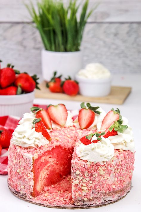 Mini Strawberry Crunch Cheesecake, Southern Strawberry Cake, Strawberry Cheesecake Bundt Cake, Homemade Strawberry Crunch Cake, Strawberry Crunch Bundt Cake, Strawberry Crunch Cheesecake Recipe, Strawberry Cake Cheesecake, Strawberry Birthday Desserts, Barbie Cheesecake