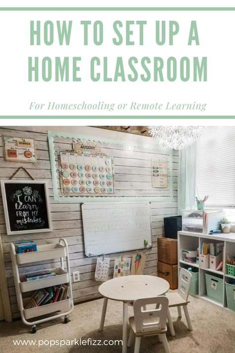 Home School Bulletin Board, Play School Room Classroom, At Home Tutoring Room, Small Homeschool Setup, Homeschool Interior Design, Home School Space Ideas, Diy Homeschool Bulletin Board, Tiny School Room, Classroom At Home Ideas