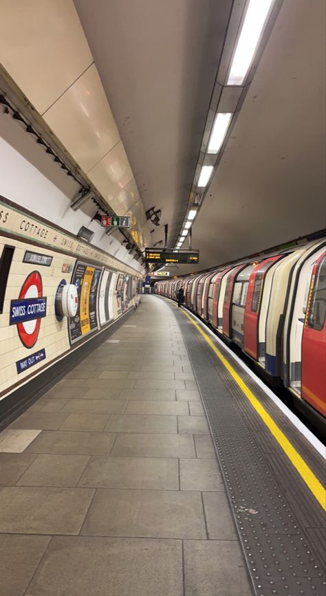 Train Aesthetic London, London Asethic, London Subway Aesthetic, London Train Aesthetic, Bridges Aesthetic, London Tube Aesthetic, London Wallpaper Aesthetic, London Underground Aesthetic, London England Aesthetic