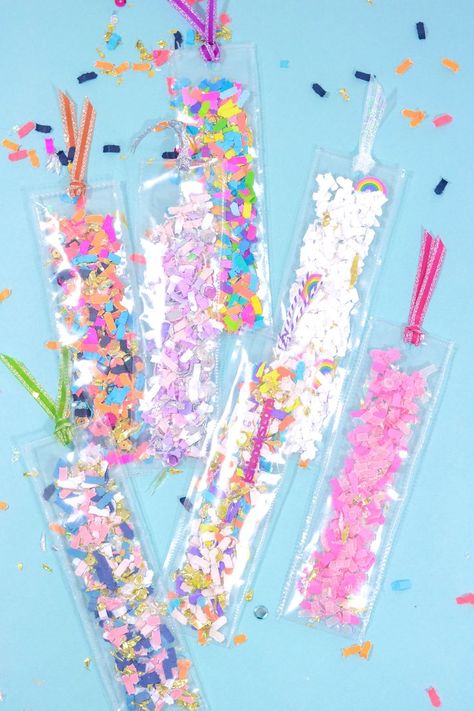 DIY Confetti Shaker Bookmarks by The Confetti Bar #diy #crafts #partyideas #partyfavors Confetti Bookmarks, Make Your Own Confetti, Bookmarks Diy Kids, Tassen Hanger, Crafternoon Ideas, Fuse Tool, Escuela Diy, Confetti Bars, Big School