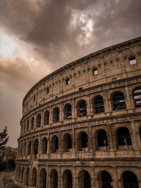 Coliseo romano en día nublado Coliseum Aesthetic, Roman Pictures, Ancient Rome Architecture, Ancient Rome Aesthetic, Roman Aesthetic, Rome Coliseum, Rome Architecture, Rome History, Italy Architecture