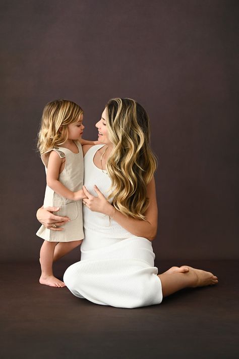 Mom Daughter Photography, Mother Daughter Poses, Mother Daughter Photoshoot, Daughter Photography, Shooting Studio, Studio Photoshoot Ideas, Mothers Day Pictures, Hollywood Studio, Mother Daughter Photography