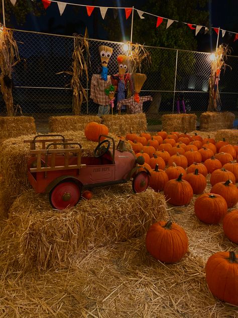 Fall Pumpkin Patch Aesthetic, Pumpkin Patch Astethic, Pumpkin Patch Night, Fall Festival Aesthetic, Spookie Season, Fall Aesthetic Pictures, Warm Halloween, Studera Motivation, Festival Aesthetic