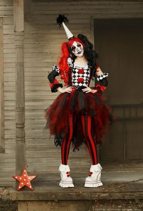 Cute Clown Costume, Jester Halloween, Scary Clown Costume, Clown Costume Women, Most Popular Halloween Costumes, Halloweenský Makeup, Clown Halloween Costumes, Creepy Halloween Costumes, Popular Halloween Costumes