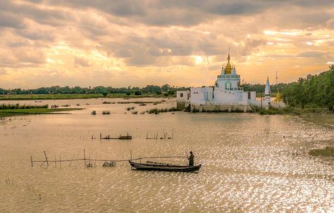 Life of Irrawaddy river Mandalay, Myanmar #myanmartrip August 2017 Irrawaddy River, Hsipaw, Mandalay Myanmar, Bagan, Mandalay, Myanmar, New York Skyline, New York, Travel