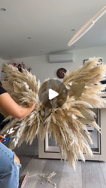 Pampas Decor Home, Decoration With Pampas, Pampas Diy, Diy Pampas, Pampas Grass Decor Diy, Wall Pampas Decor, How To Make A Pampas Grass Swag, Pampas Grass Decor Wall, Wings Decoration