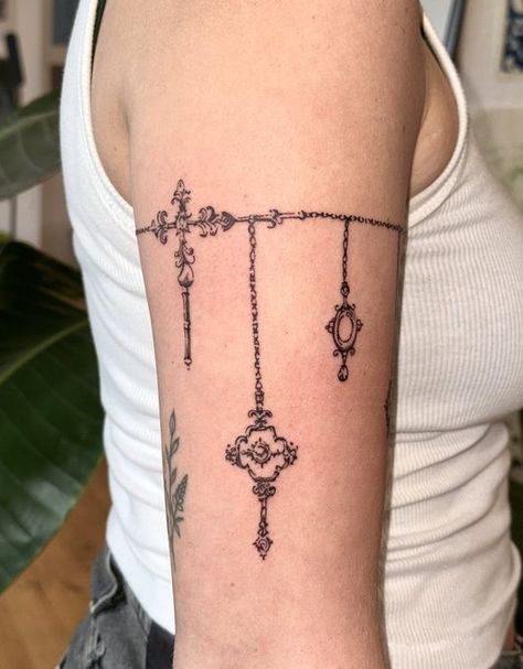 Tattoo Ideas Armband, Tattoo Armband Women, Garter Belt Tattoos For Women, Shoulder Chain Tattoo, Upper Arm Band Tattoo, Arm Bracelet Tattoo, Armband Tattoo For Women, Arm Ring Tattoo, Kurapika Chains Tattoo