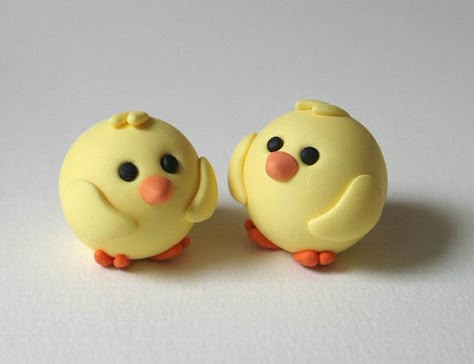 chicks would be cute inside the plastic easter eggs Clay Date, Fimo Kawaii, Easy Polymer Clay, Diy Fimo, Diy Polymer Clay, Polymer Clay Figures, Tanah Liat, Polymer Clay Animals, Cute Polymer Clay