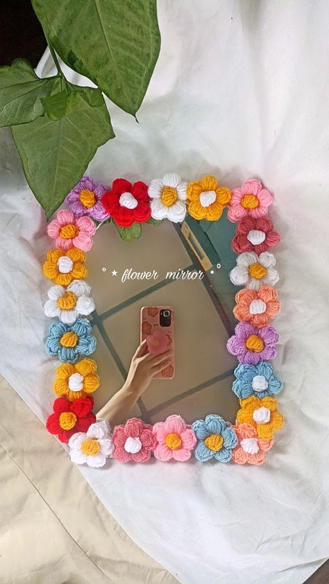 Diy flower mirror made with crochet puffy flowers Puffy Flower Mirror, Crochet Mirror Decor, Crochet Puff Flower Mirror, Things To Do With Crochet, Crocheted Room Decor, Crochet Flower Mirror, Cute Crochet Decor, Room Decor Crochet Ideas, Home Decor Crochet Ideas