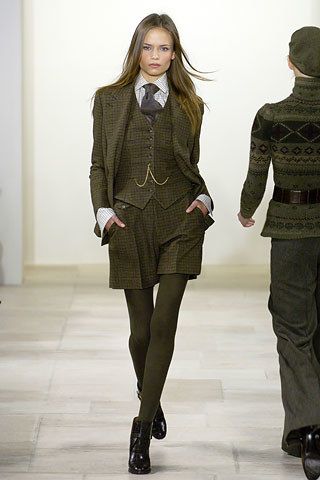 Ralph Lauren Fall 2006 Ready-to-Wear Collection Photos - Vogue Woman In Suit, Women In Suits, Ralph Lauren Fall, Ralph Lauren Style, Winter Mode, Look Vintage, Peaky Blinders, Mode Vintage, Suit Fashion