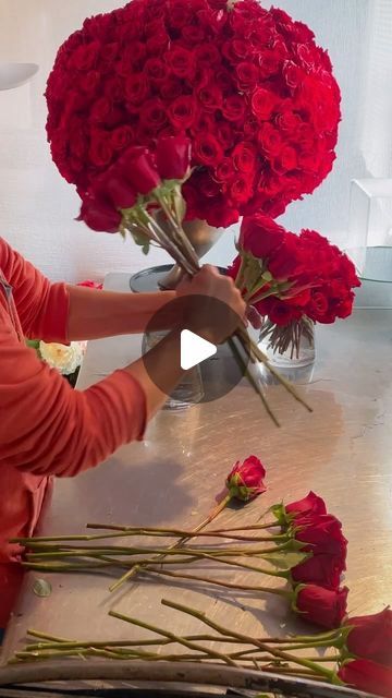 FLORAL DESIGN & WORKSHOP on Instagram: "Time saving technique……. Brought to you by 
The Flower_Picassso 🌹❤️🌹❤️🌹❤️🌹
.
.#roses #motherday #fresh #newhack #sharetechniques" Keep Roses Alive Longer, Rose Arrangements Diy, Rose Centerpieces Diy, Long Vase, Centerpieces Diy, Rose Centerpieces, Design Workshop, Instagram Time, Floral Ideas