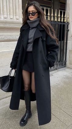 Style With Long Coat, Autumn Outfits Black Coat, Black Coats For Women Classy, Winter Dresses With Coats, Fall Outfits With Long Coat, Leather Black Trench Coat Outfit, Winter Outfit Trench Coat, Trench Winter Outfit, Uk Outfits Winter