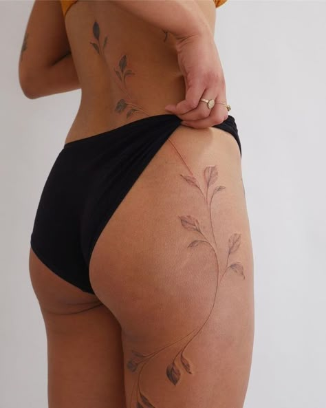 Upper Thigh Tattoos, Earthy Tattoos, Hip Thigh Tattoos, Wrap Tattoo, Hip Tattoos Women, Mode Tips, Leg Tattoos Women, Thigh Tattoos Women, Discreet Tattoos