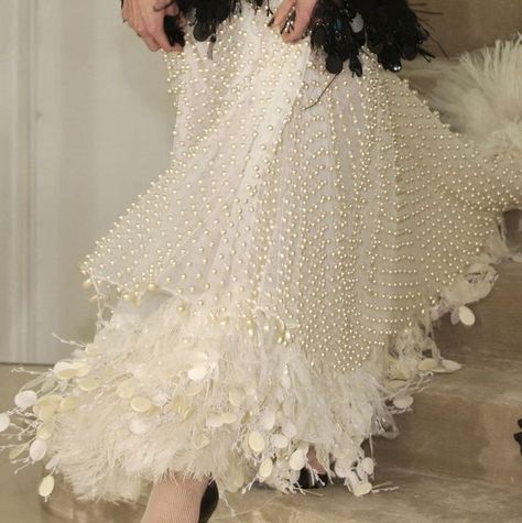 Chanel feathers & pearls Chanel Backstage, Feathers Embroidery, Pearl Fabric, Coco Fashion, Haute Couture Details, Chanel Pearl, Dress Couture, Mode Chanel, Christian Dior Haute Couture