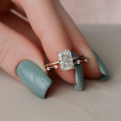 Keyzar Jewelry 💎 on Instagram: “Our #KeyzarHiddenCrownKamellie engagement ring with a 1 carat Radiant cut diamond center stone set with our chevron Penelope band 😍…” Hidden Halo Ring, Radiant Engagement Rings, Cute Engagement Rings, Future Engagement Rings, Detailed Engagement Ring, Minimalist Engagement Ring, Diamond Wedding Rings Sets, Zierlicher Ring, Bridal Engagement Rings