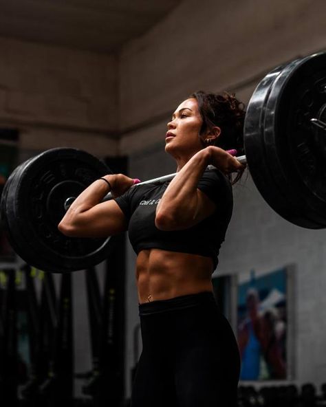 Live and Lift Lifting Weights Vision Board, Healthy Strong Women, Lifting Heavy For Women, Lift Weights Women, Fitness Shoot Ideas Women, Woman Weight Lifting, Girl Weight Lifting, Girl Lifting Weights, Heavy Weight Lifting For Women