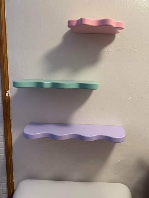 Funky Shelving Ideas, Fun Wall Shelves, Diy Room Shelves, Wavy Floating Shelves, Funky Wall Shelves, Colorful Wall Shelves, Cute Floating Shelves, Funky Room Decor Bedroom, Squiggle Shelves