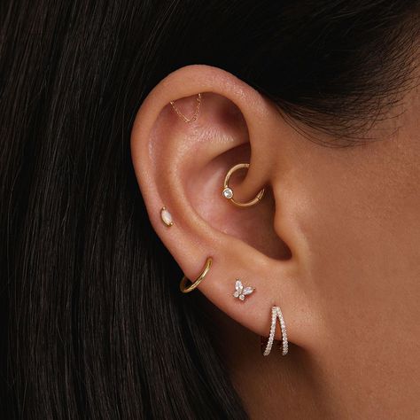 Discover trendy ear piercing ideas that range from classic lobes to edgy helix and daith piercings! Get inspired to mix and match styles for a personalized look. ✨ #EarPiercingIdeas #PiercingInspo #HelixPiercing #LobePiercing #DaithPiercing #PiercingStyle #Piercing #nosepiercing #bellybuttonpiercing #industrialpiercing #lippiercing #tonguepiercing #earpiercing #cartilagepiercing #spiderbitepiercing #multipleearpiercing #facialpiercing #hippiercing #earcuff #earjewelry #eargauge  #goldearrings #earplugs #diamondearrings #pearlearrings #earmuffs #silverearrings #hoopearrings #beadedearrings Trendy Ear Piercings Minimalist, Ear Piercing Ideas Simple Classy, Multi Ear Piercings Aesthetic, Hanging Cartilage Piercing, Daith Piercing Hoop, Ear Party Piercings, Simple Daith Piercing, Piercing Oreille Daith, Midi Ear Piercing