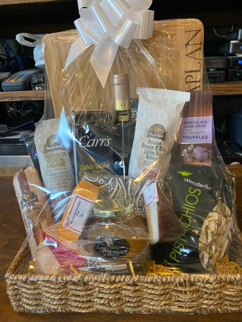 Cheese And Wine Basket, Cheese Board Basket, Charcuterie Themed Gift Basket, Charcuterie Board Basket Ideas, Charcuterie Raffle Basket, Charcuterie Board Gift Baskets, Wine And Charcuterie Gift Basket, Charcuterie Raffle Basket Ideas, Wine And Cheese Basket Ideas Gift